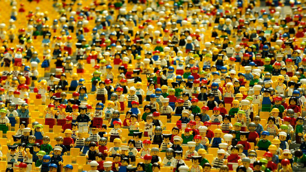 list-building-lego-crowd